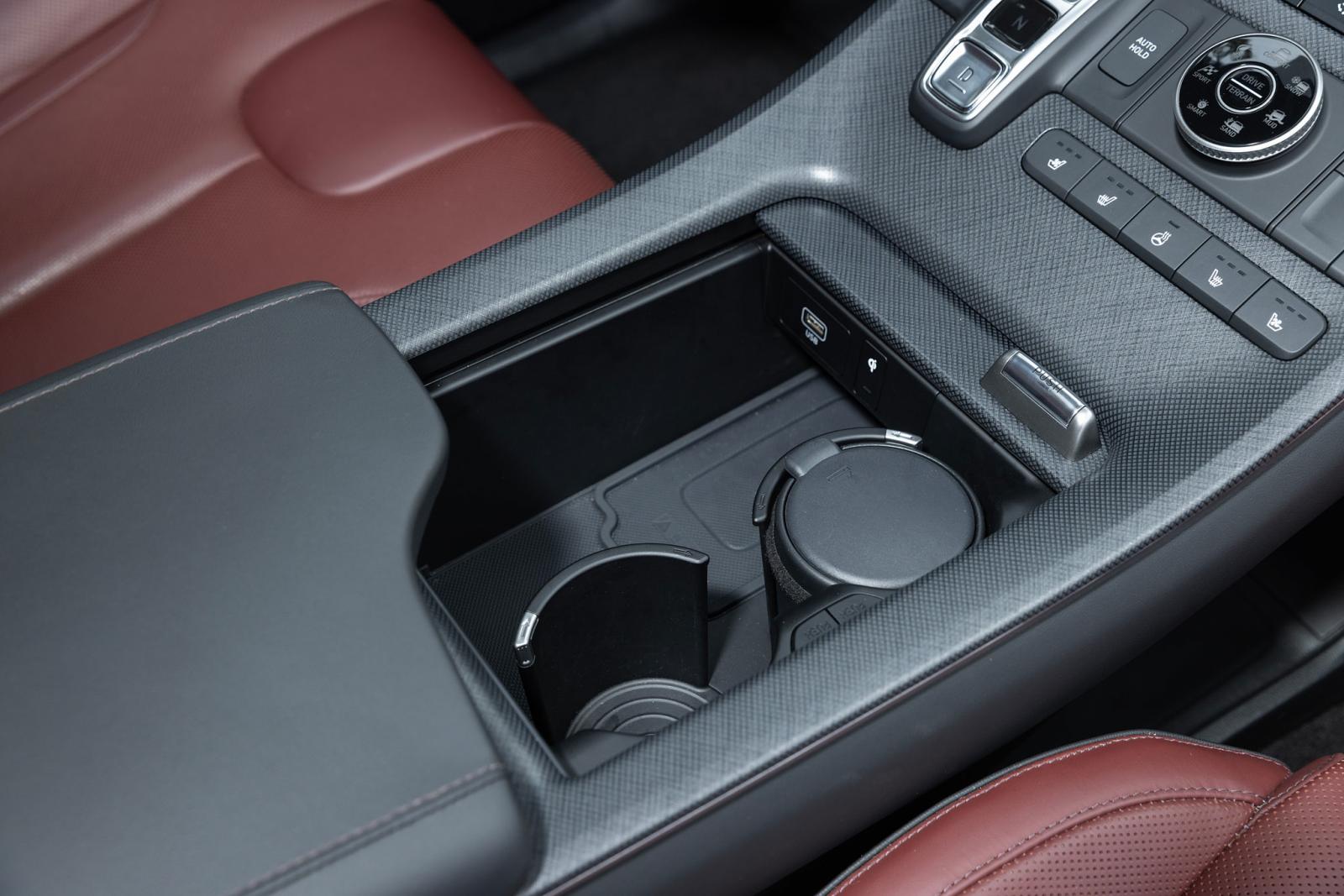 Hộc đựng đồ tr&ecirc;n xe Hyundai Palisade .