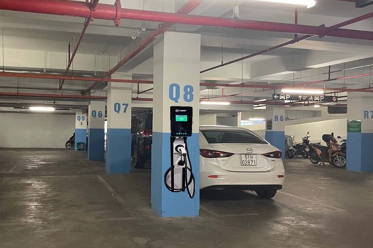 Riêng với ô tô, hiện nay một số hầm chung cư đã thiết kế hệ thống sạc đạt chuẩn. 1