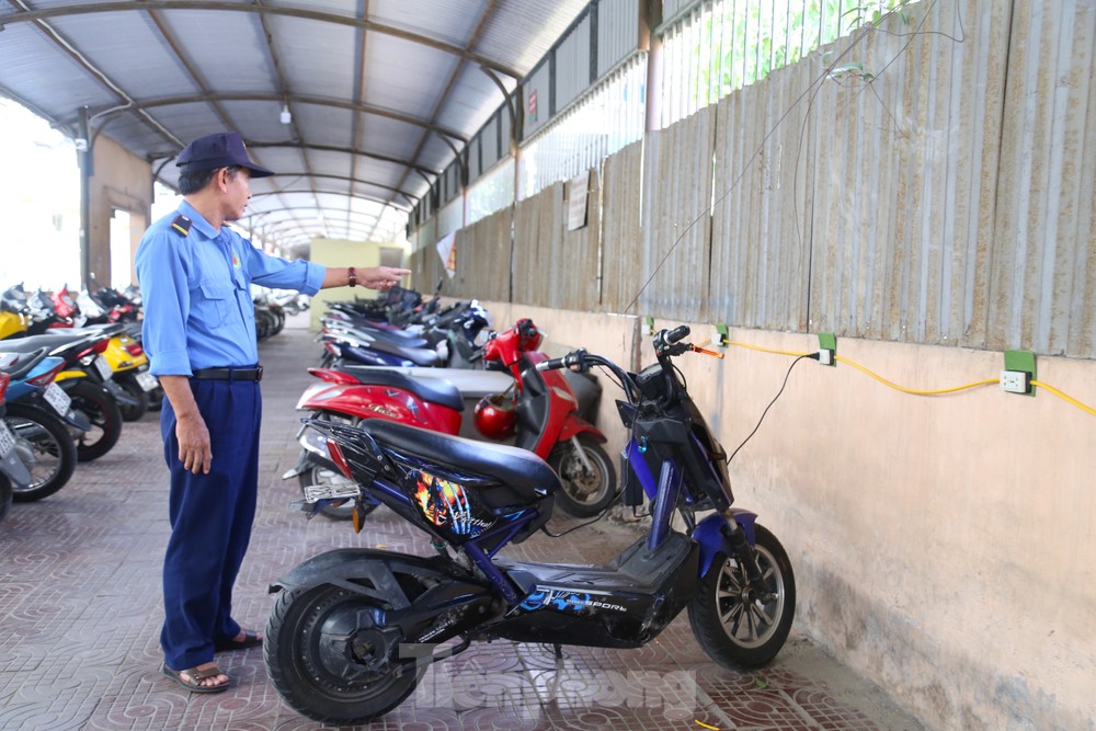Chung cư Hà Nội cấm sạc xe máy, ô tô điện sẽ ra sao? 1