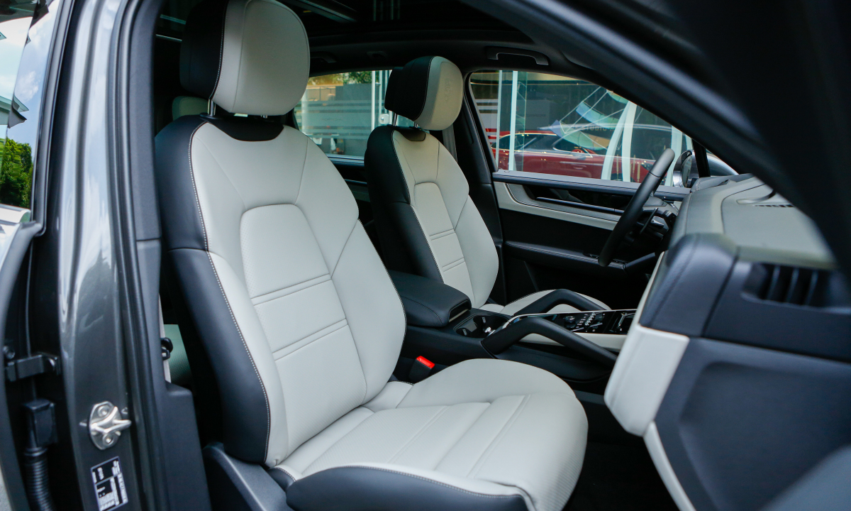 Hàng ghế thứ 2 của Porsche Cayenne.