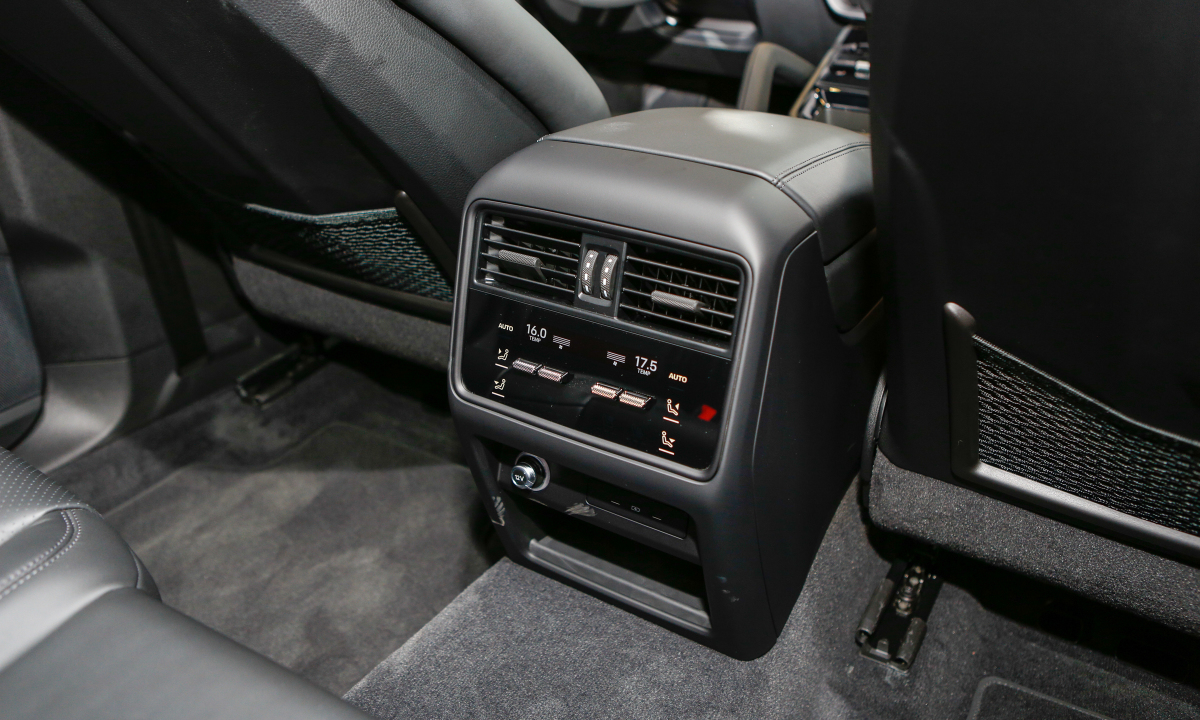 Cửa gió điều hòa hàng ghế thứ 2 của Porsche Cayenne.