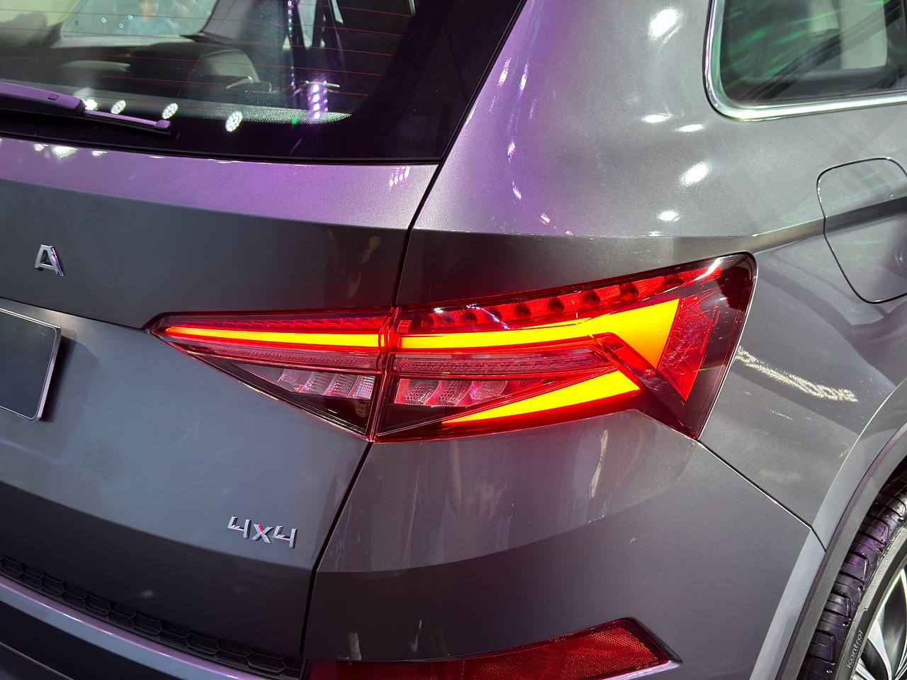 Đ&egrave;n hậu xe Skoda Kodiaq.
