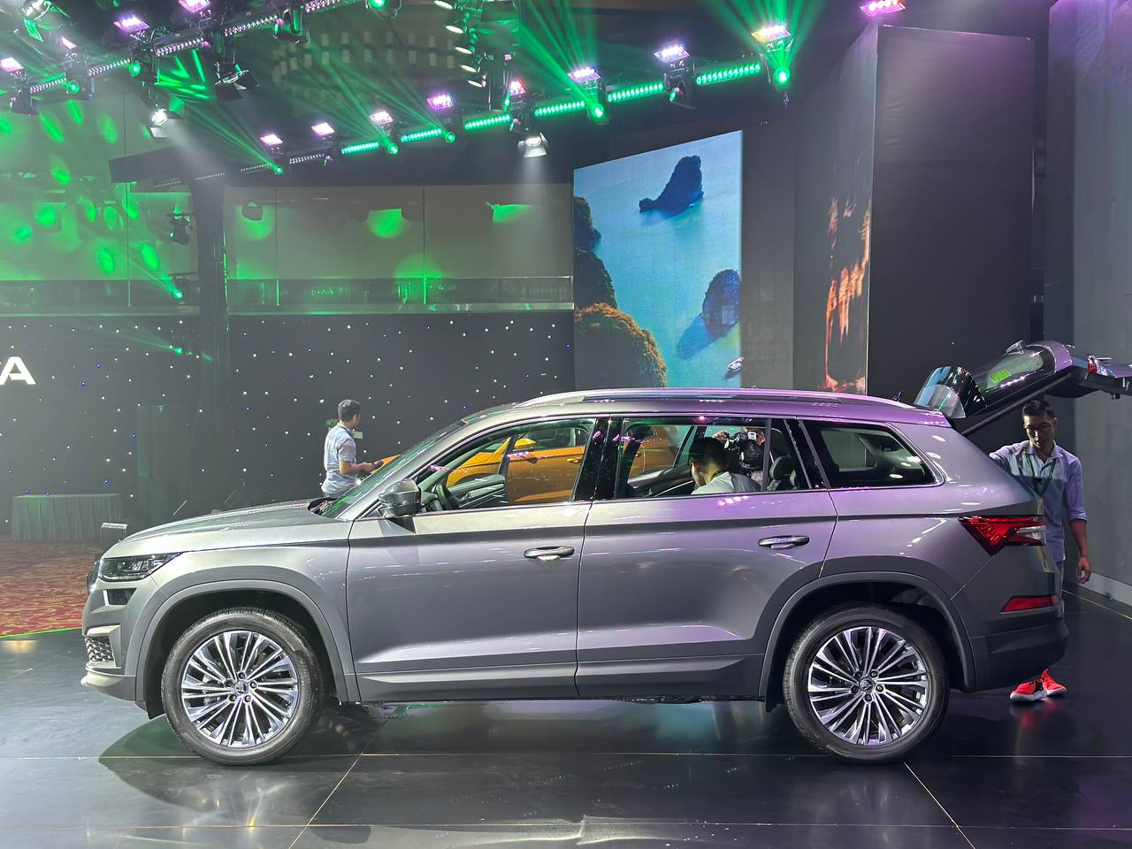  Th&acirc;n xe xuất hiện c&aacute;c đường g&acirc;n dọc k&eacute;o d&agrave;i tới đ&egrave;n hậu chữ C đặc trưng của Skoda. La zăng k&iacute;ch thước 19 inch thiết kế thể thao, mạnh mẽ