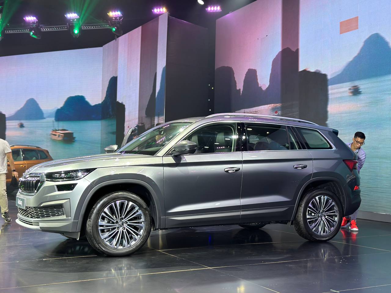 Skoda Kodiaq - SUV 7 chỗ vững ch&atilde;i, sang trọng, mạnh mẽ.