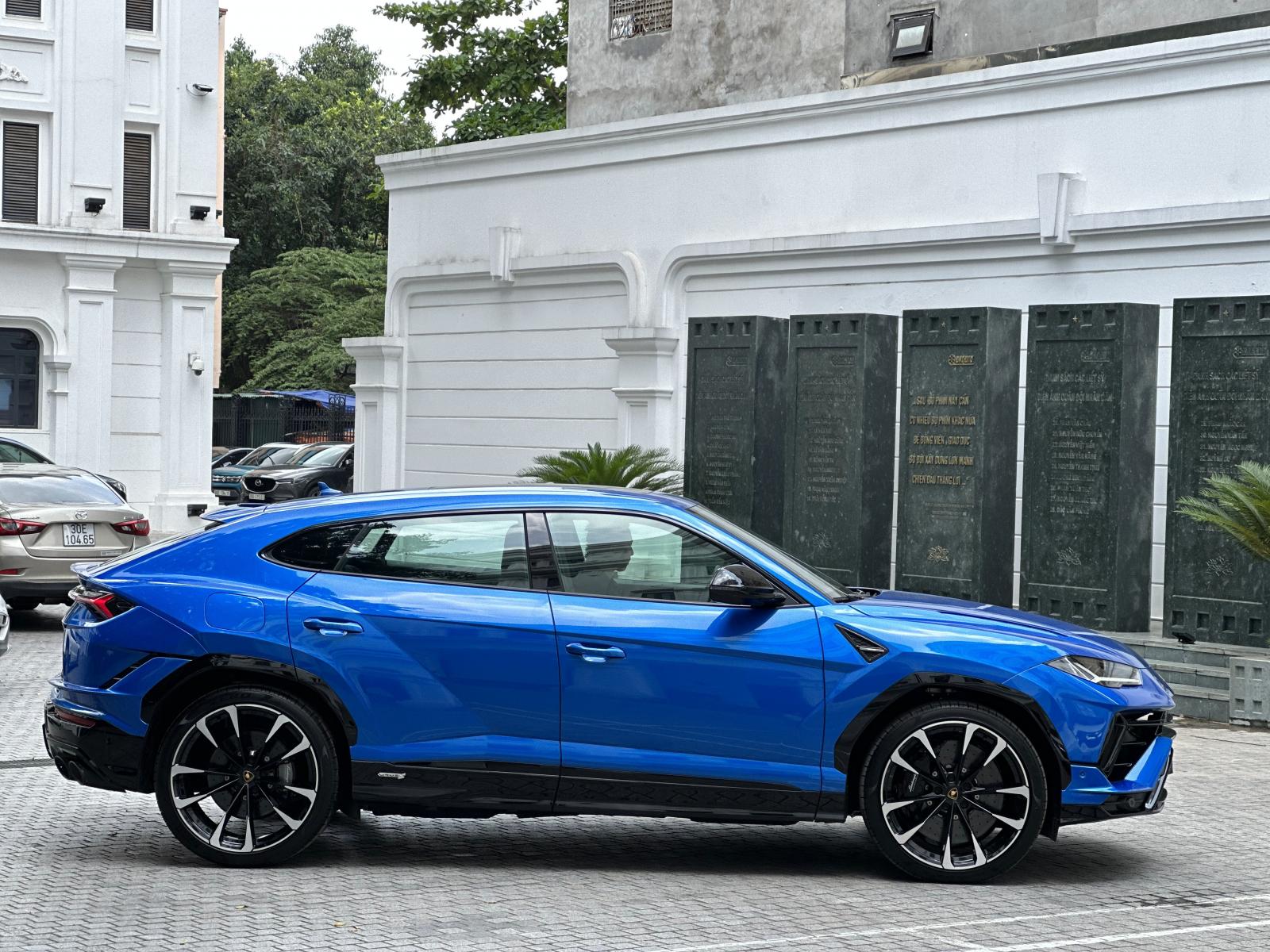 Thân xe Lamborghini Urus S 2023 đầu tiên tại Việt Nam.