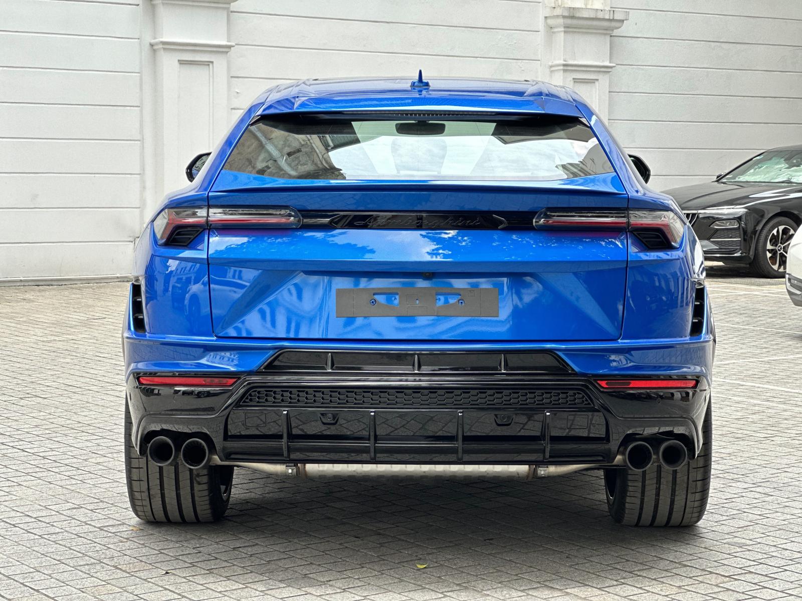 đuôi xe Lamborghini Urus S 2023 đầu tiên tại Việt Nam.