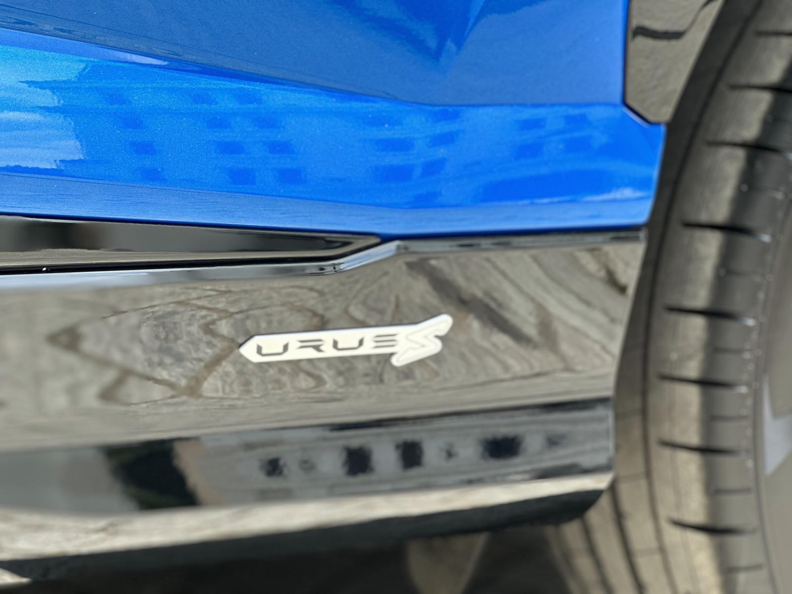  Logo xe Lamborghini Urus S 2023 đầu tiên tại Việt Nam.