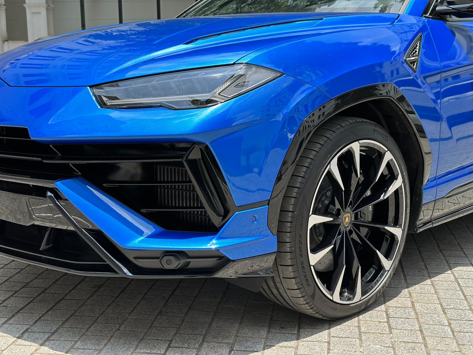 Đèn xe Lamborghini Urus S 2023 đầu tiên tại Việt Nam.