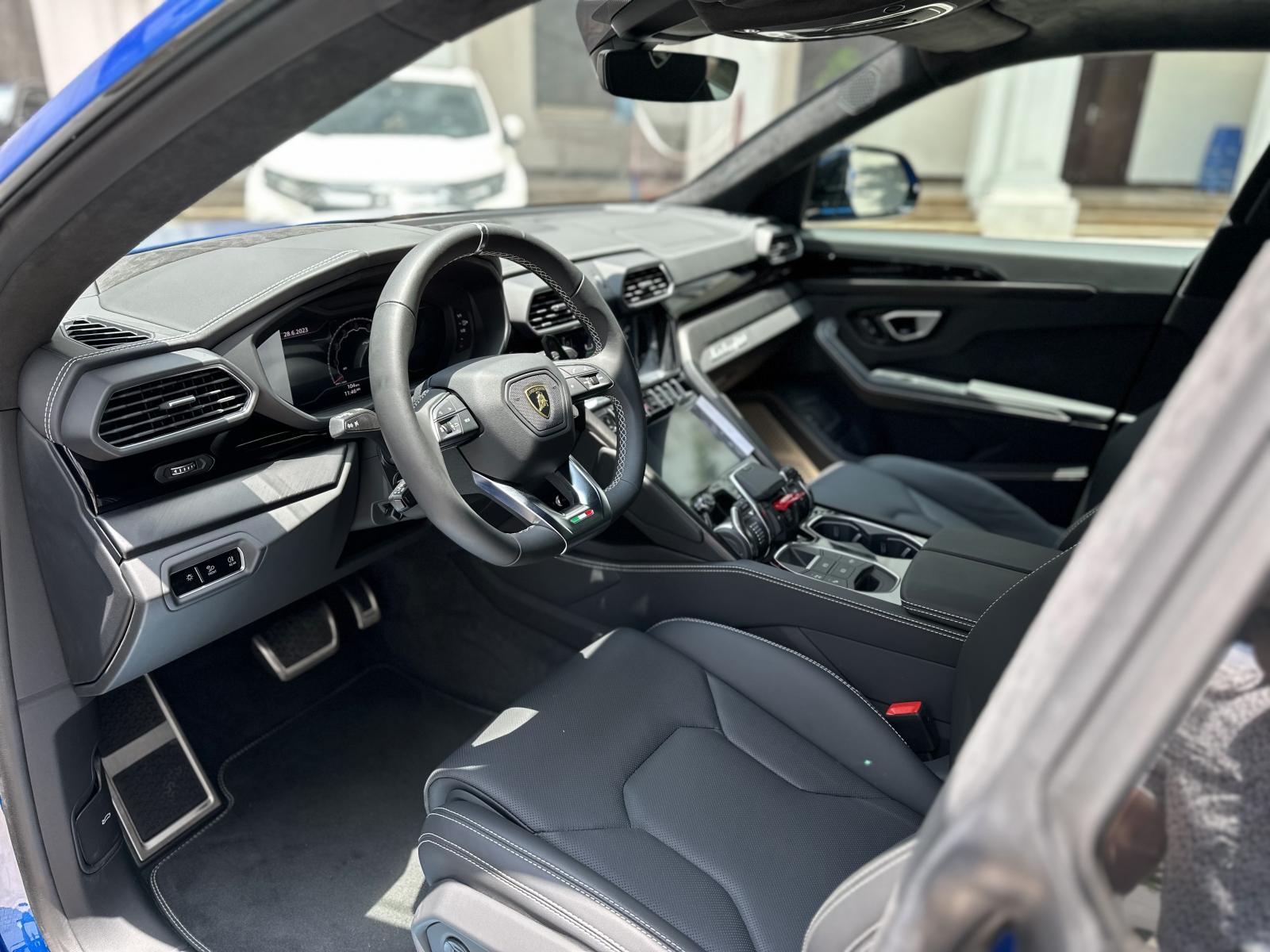 Không gian nội thất xe Lamborghini Urus S 2023 đầu tiên tại Việt Nam.