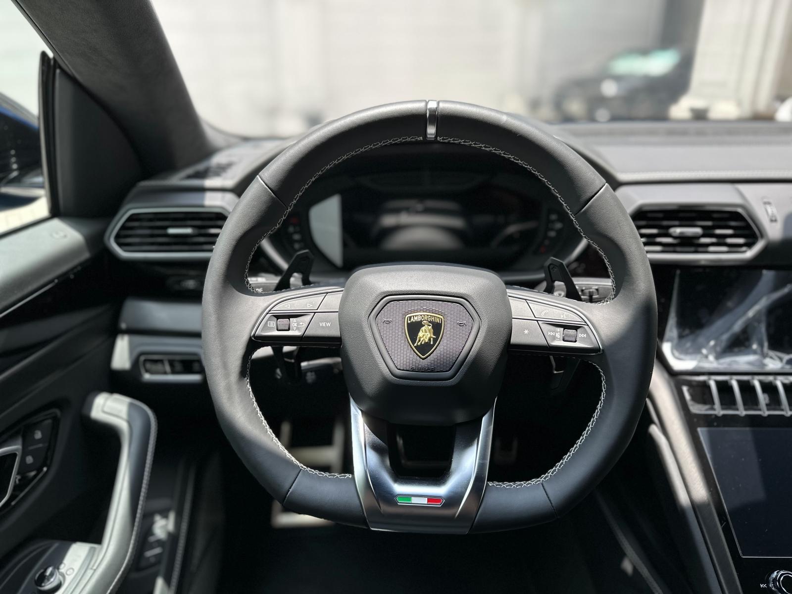 Vô-lăng xe Lamborghini Urus S 2023 đầu tiên tại Việt Nam.