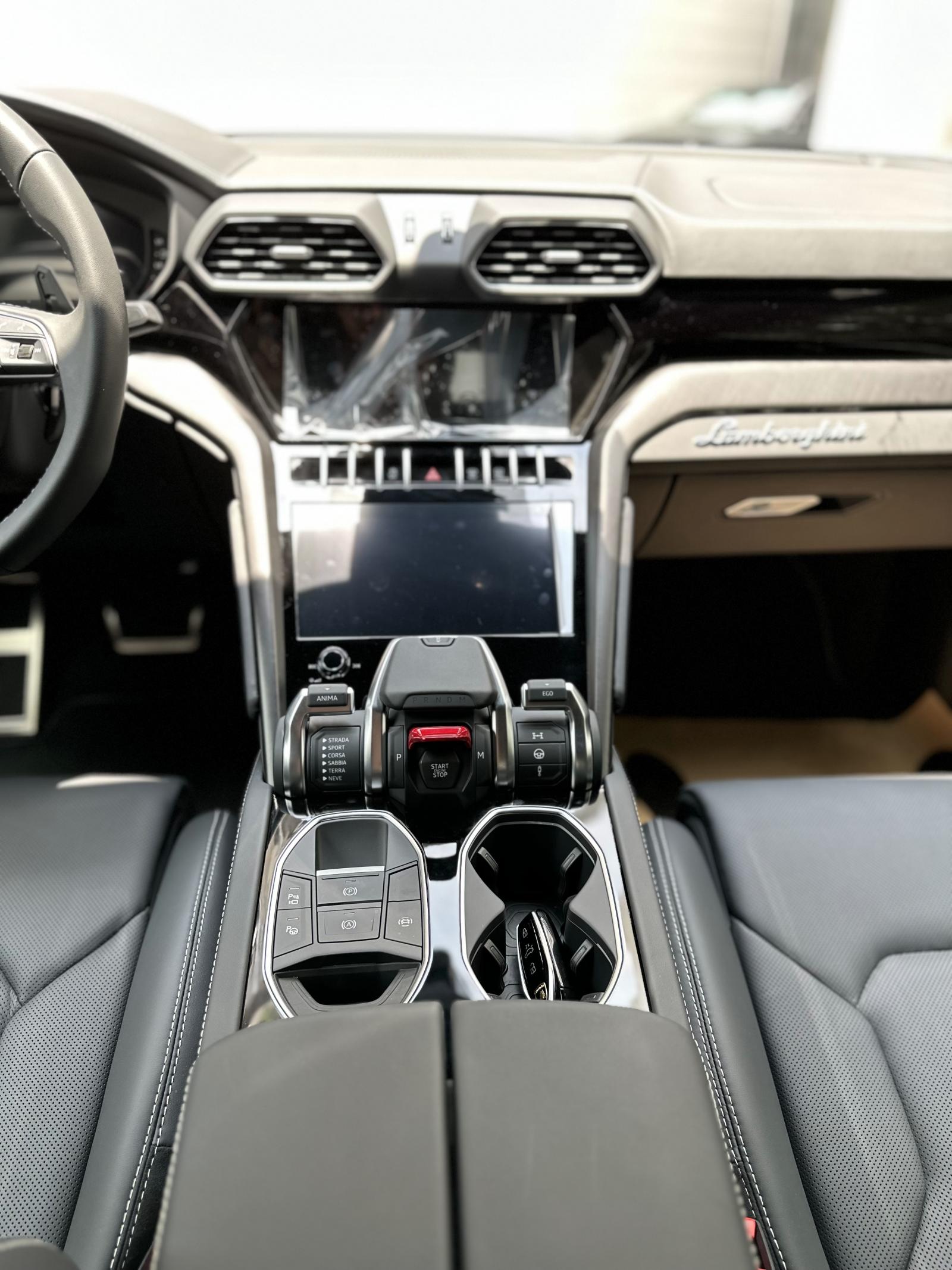 Bảng điểu khiển trung tâm xe Lamborghini Urus S 2023 đầu tiên tại Việt Nam.