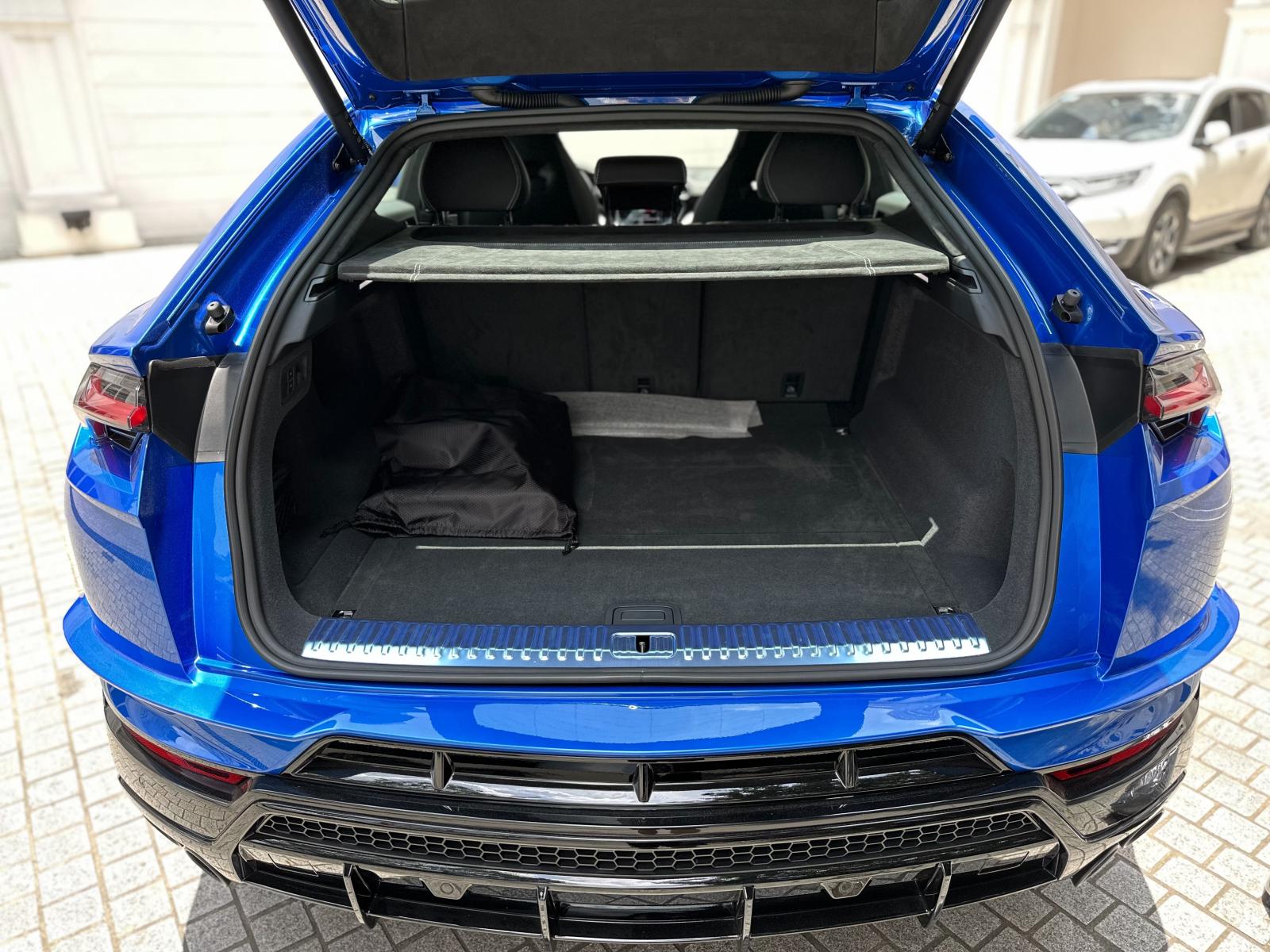 Cốp xe Lamborghini Urus S 2023 đầu tiên tại Việt Nam.