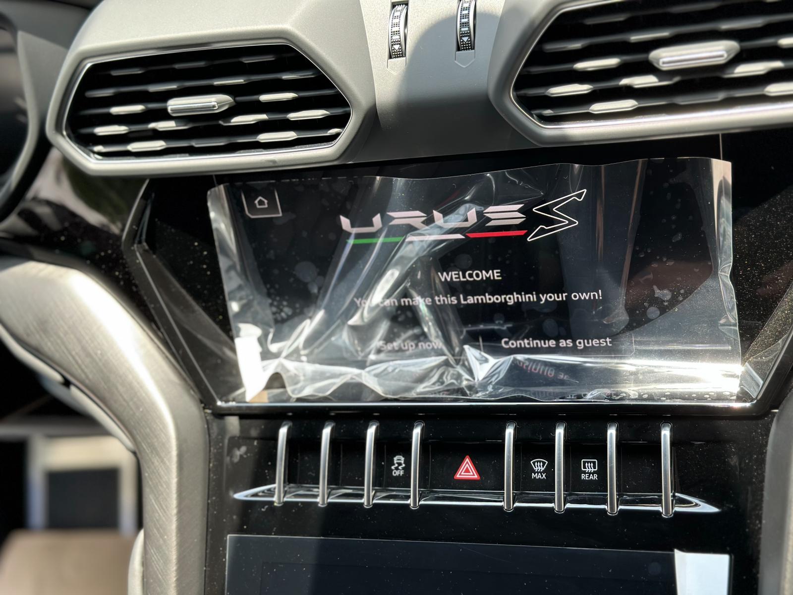 Màn hình trung tâm xe Lamborghini Urus S 2023 đầu tiên tại Việt Nam.