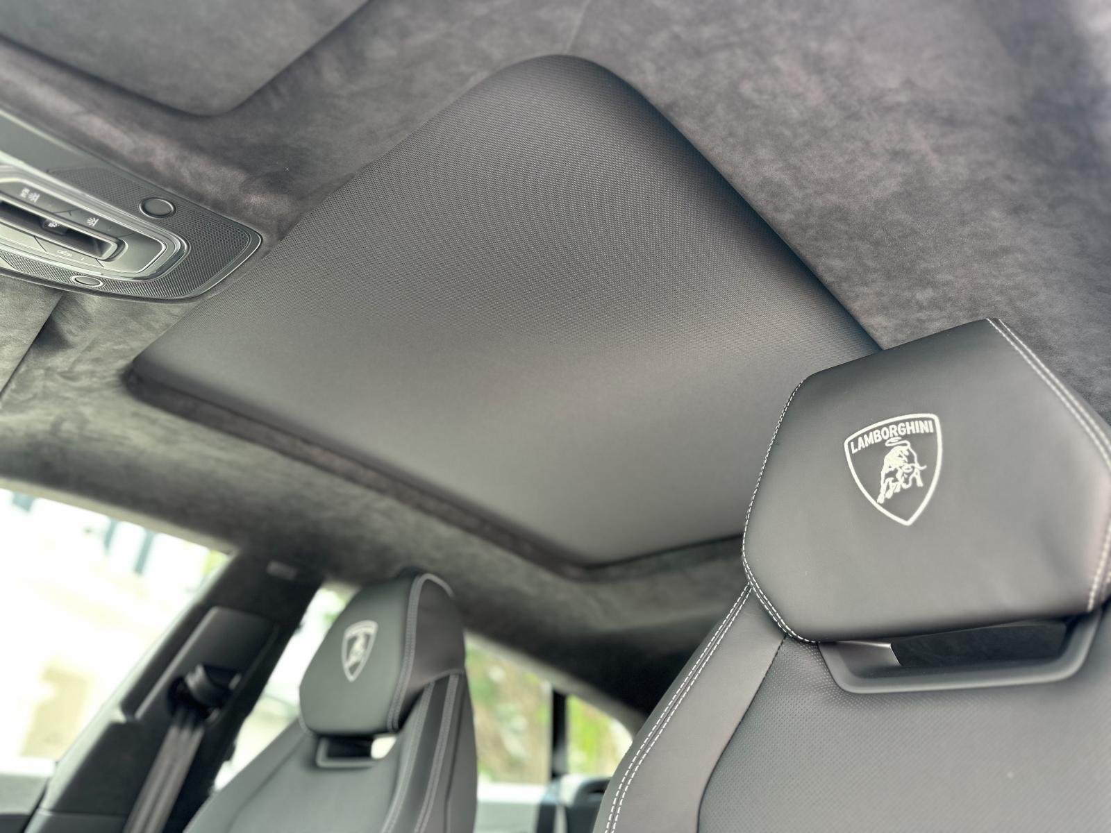 Trần xe Lamborghini Urus S 2023 đầu tiên tại Việt Nam.