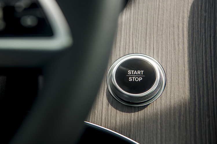 Khởi động xe Mercedes-Benz EQE 500 4Matic .