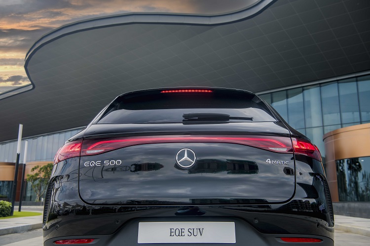 Ph&iacute;a sau xe Mercedes-Benz EQE 500 4Matic.