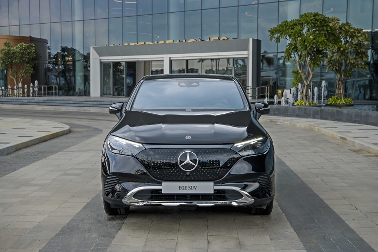 Đầu xe Mercedes-Benz EQE 500 4Matic .