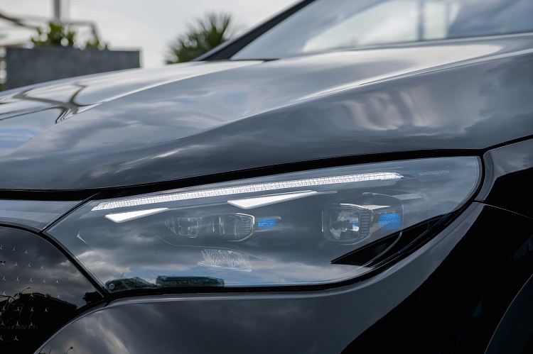 Đ&egrave;n chiếu s&aacute;ng trước của xe Mercedes-Benz EQE 500 4Matic .