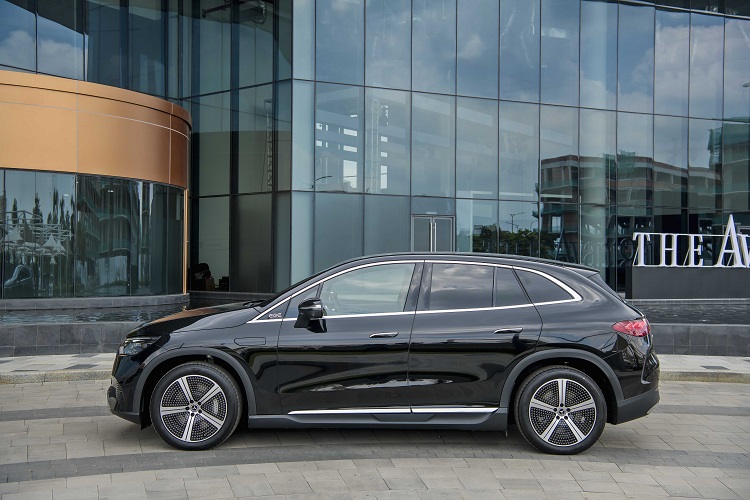 Th&acirc;n xe Mercedes-Benz EQE 500 4Matic.