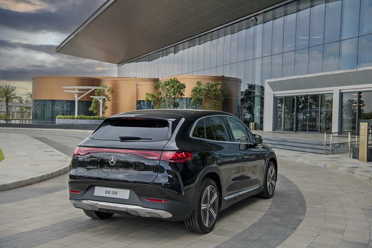 Gi&aacute; lăn b&aacute;nh Mercedes-Benz EQE 500 4Matic.