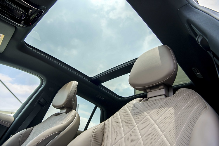 Cửa sổ trời xe Mercedes-Benz EQE 500 4Matic .