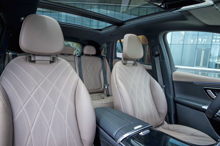 Kh&ocirc;ng gian c&aacute;c h&agrave;ng ghế xe Mercedes-Benz EQE 500 4Matic .