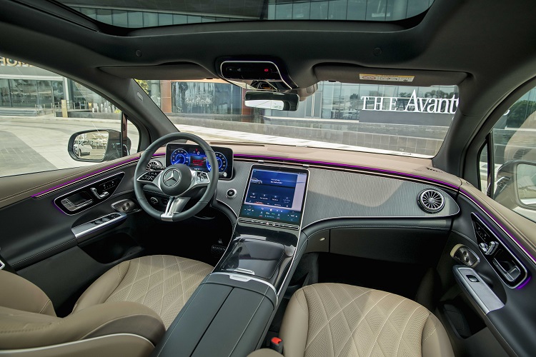 Khoang nội thất Mercedes-Benz EQE 500 4Matic.