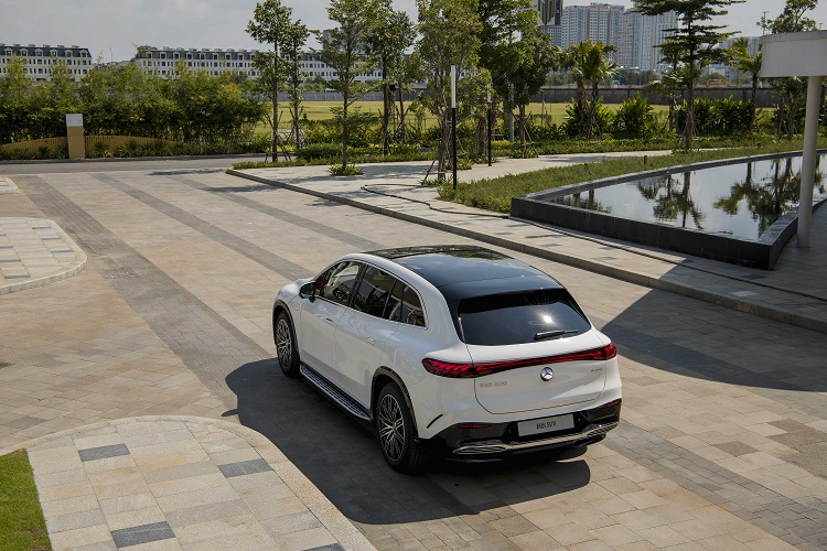 Vận h&agrave;nh Mercedes-Benz EQS 500 4Matic.