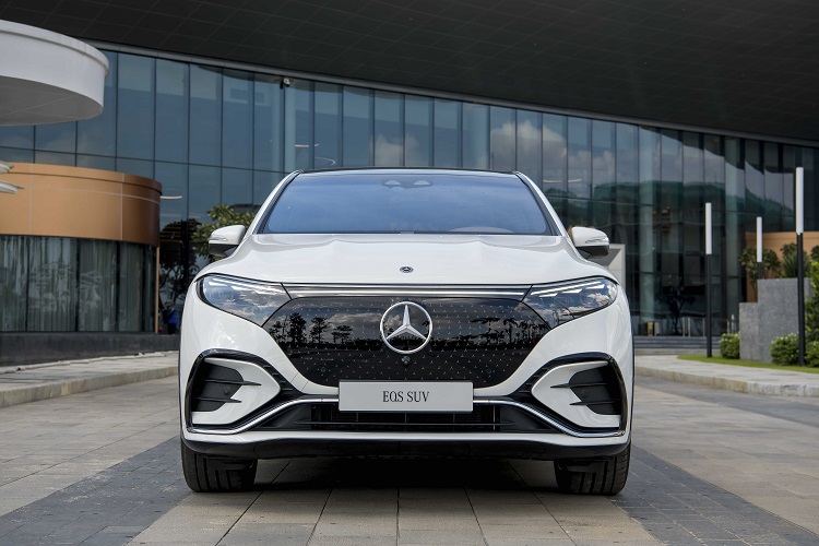 Đầu xe Mercedes-Benz EQS 500 4Matic .