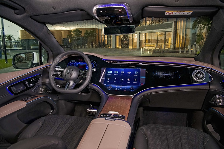 Đ&egrave;n viền nội thất xe Mercedes-Benz EQS 500 4Matic&nbsp;.