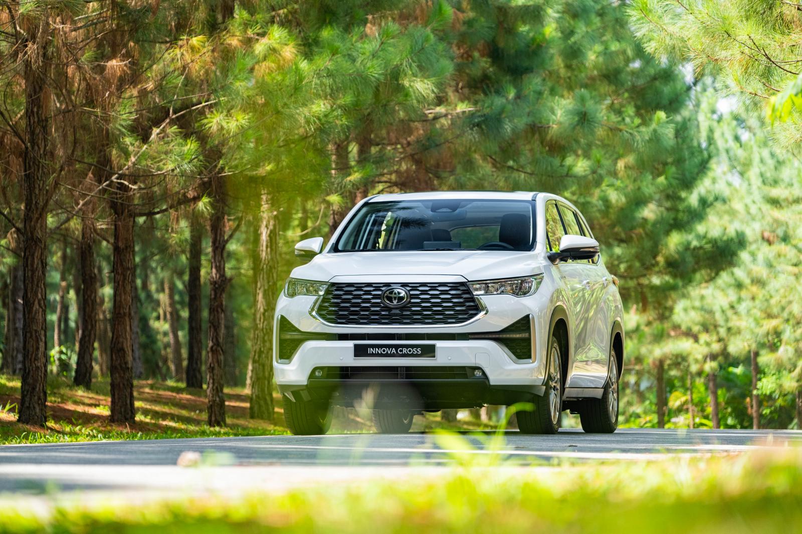 Toyota Innova Cross&nbsp;2023 gi&aacute; bao nhi&ecirc;u.