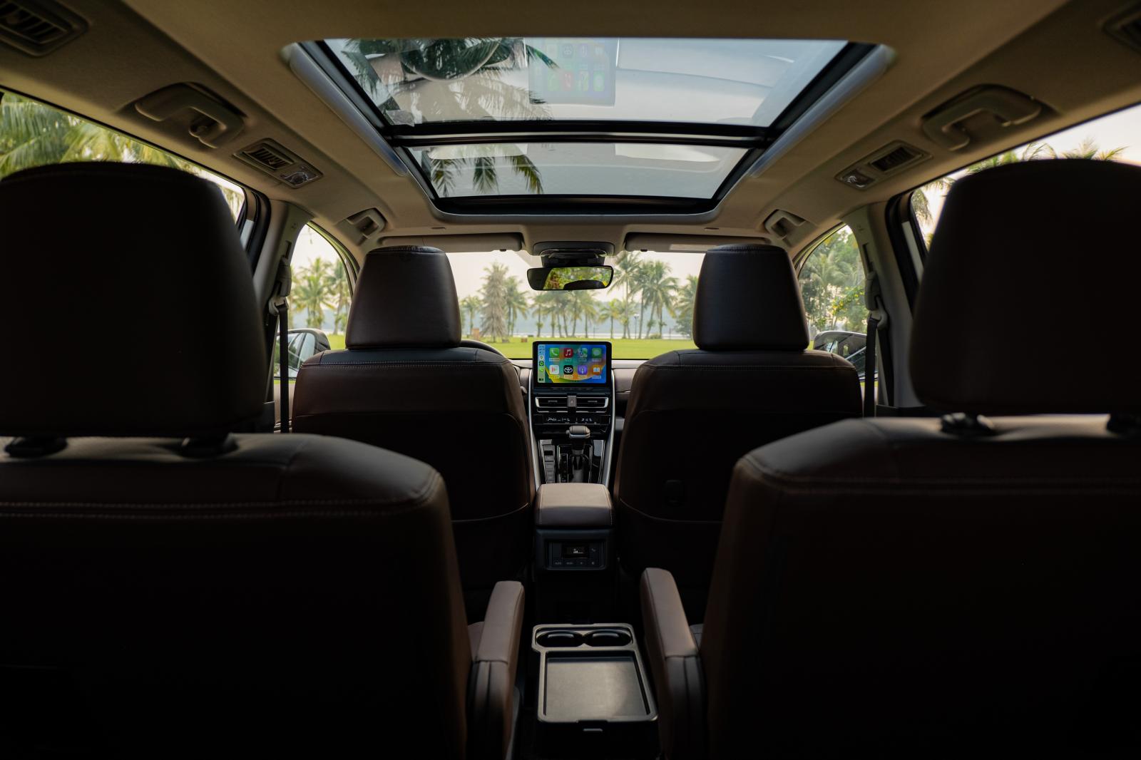 Cửa sổ trời tr&ecirc;n Toyota Innova Cross.
