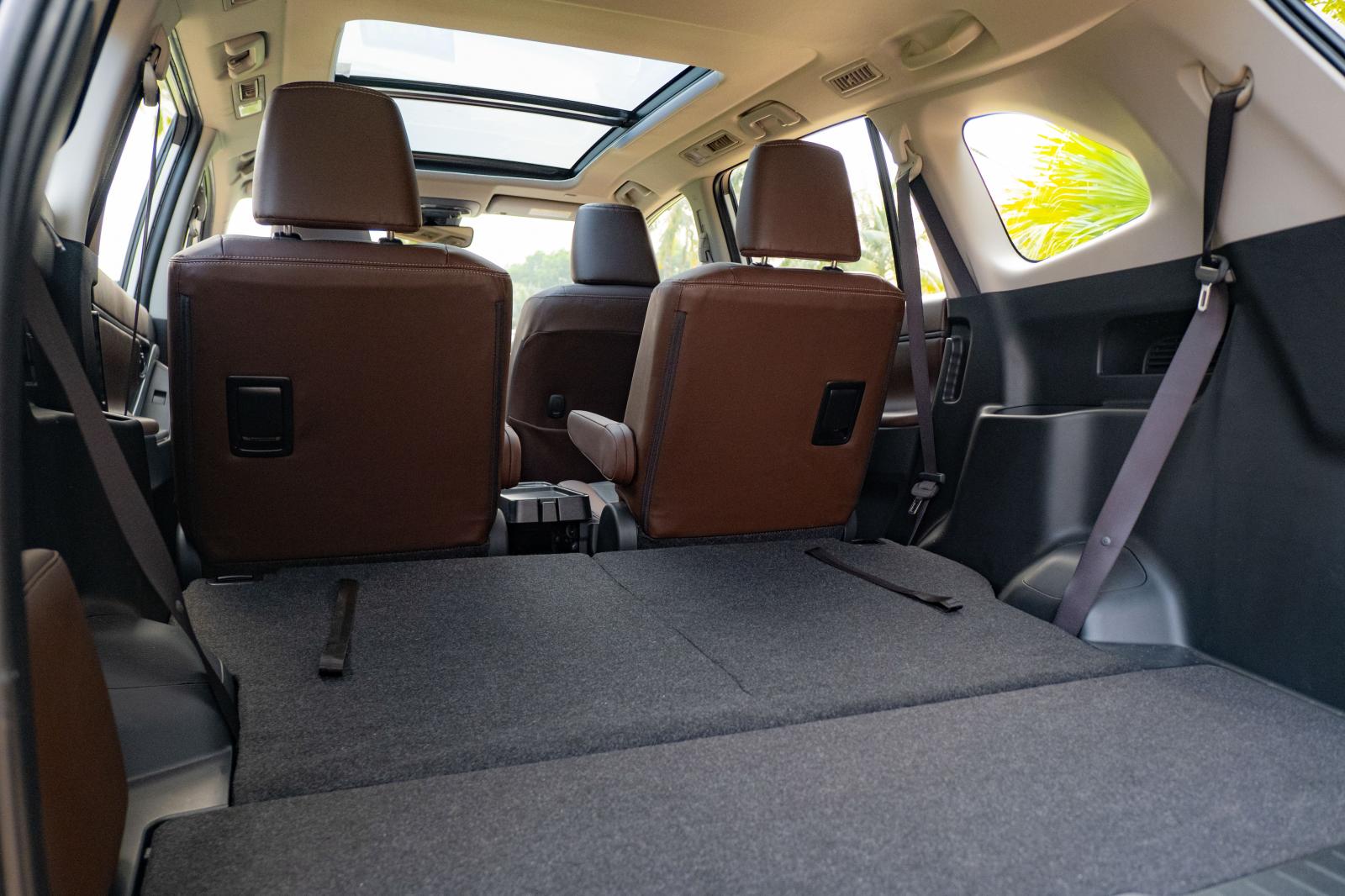 Khoang h&agrave;nh l&yacute; Toyota Innova Cross.
