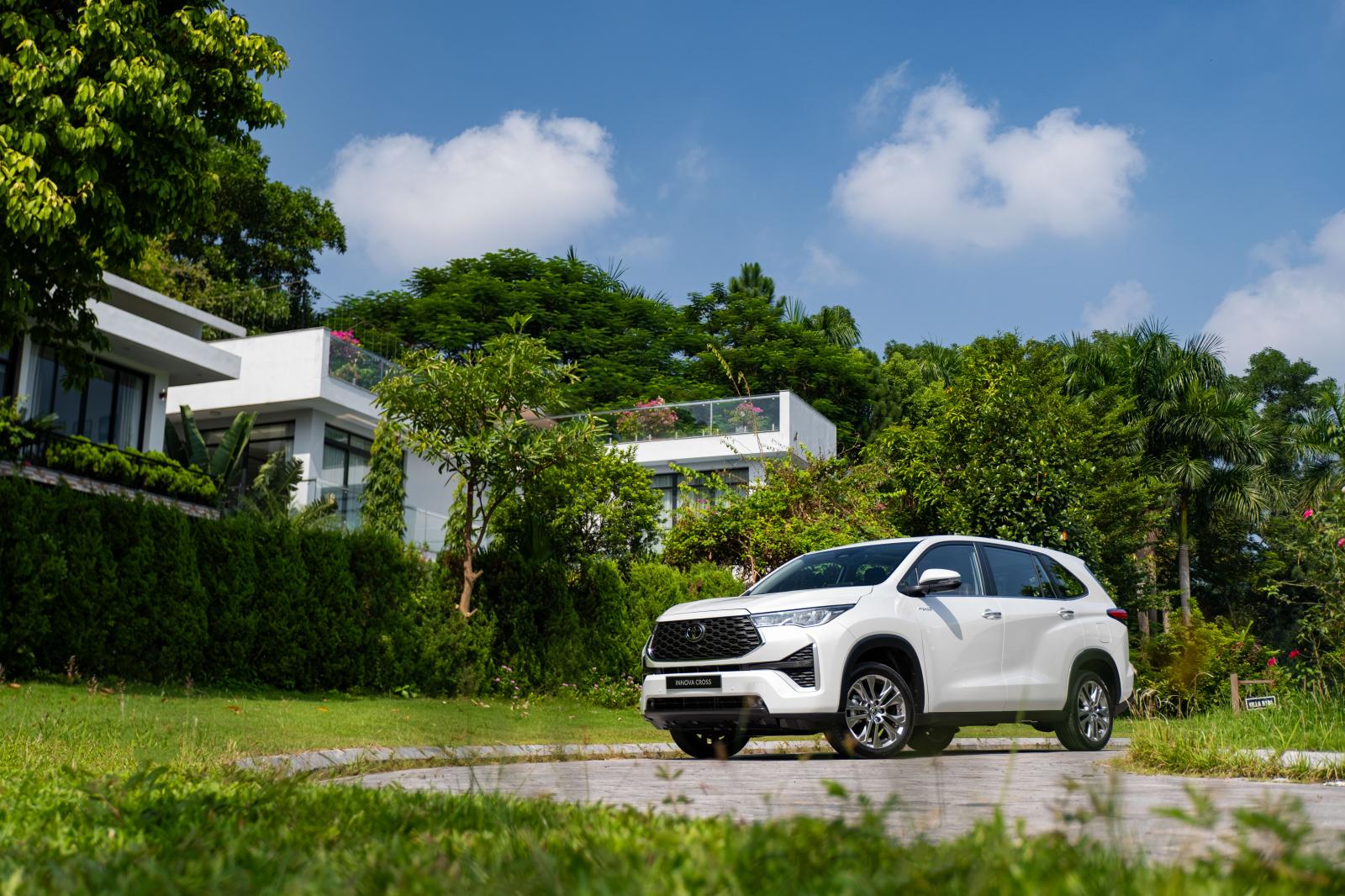 Gi&aacute; lăn b&aacute;nh Toyota Innova Cross 2023.