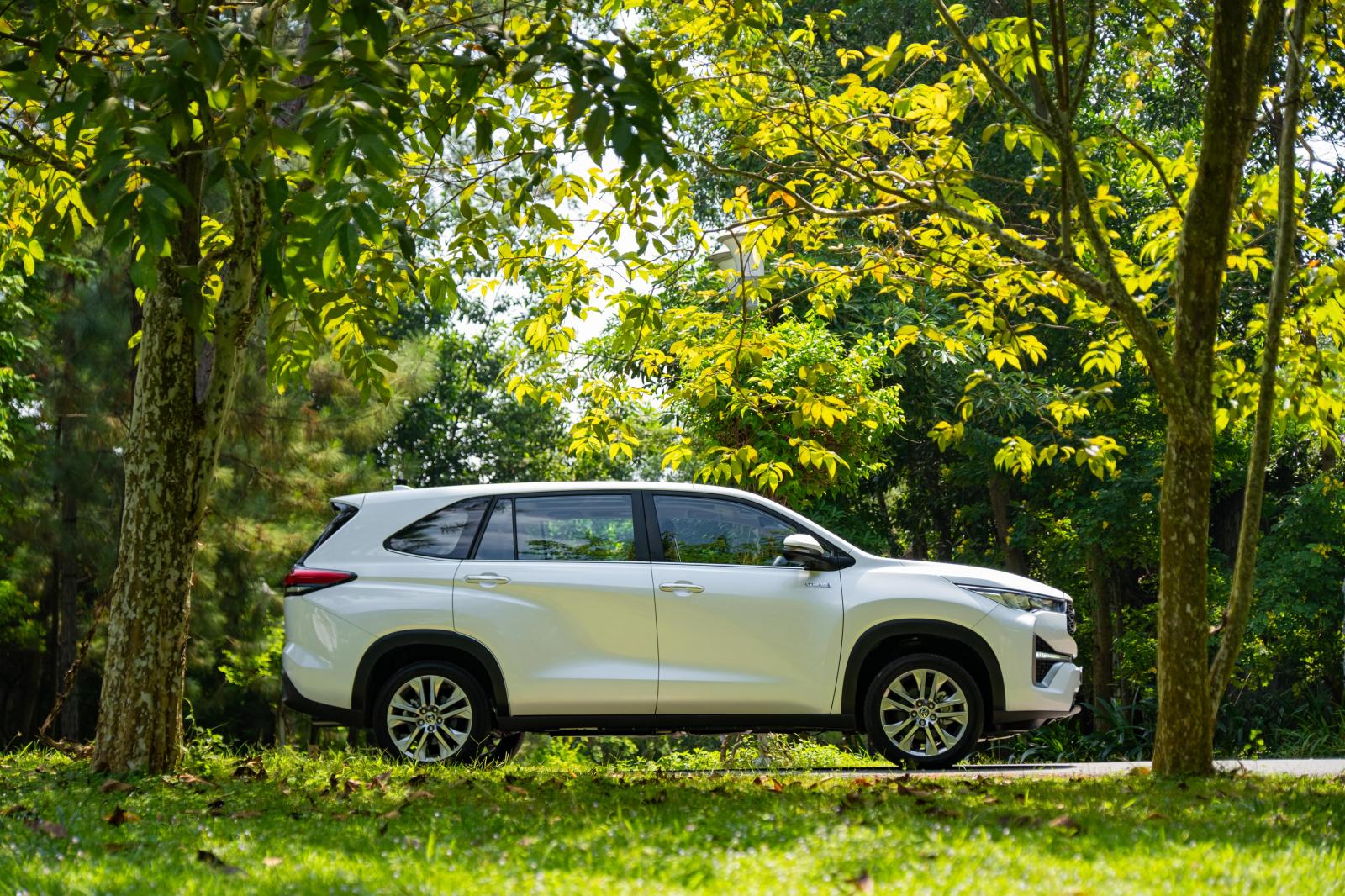 Thân xe Toyota Innova Cross.