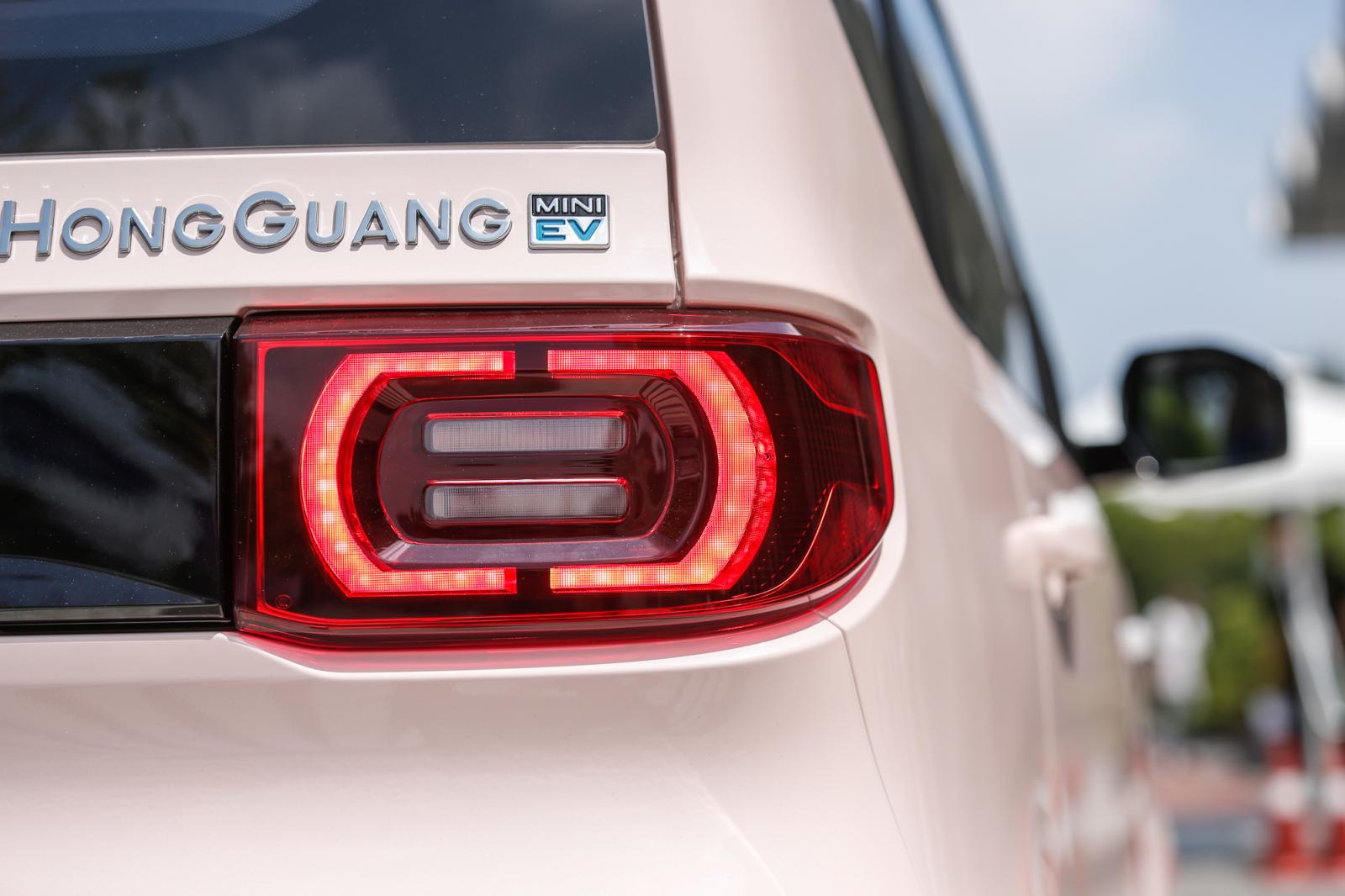 Đ&egrave;n hậu xe&nbsp;Wuling HongGuang MiniEV 