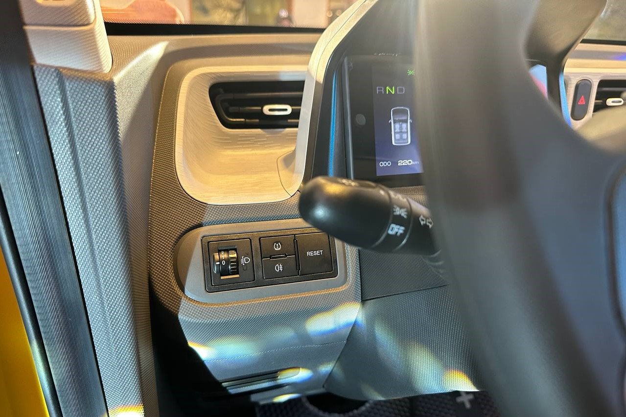 Trang bị b&ecirc;n trong xe Wuling HongGuang MiniEV1.