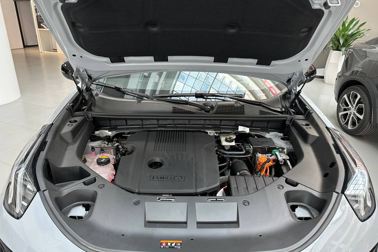 Lynk & Co 01 tại thị trường châu Âu có 2 tùy chọn động cơ, gồm 1.5L và 2.0L, đi kèm 3 tùy chọn hộp số sàn 6 cấp, tự động ly hợp kép 7 cấp hoặc tự động 8 cấp.  1