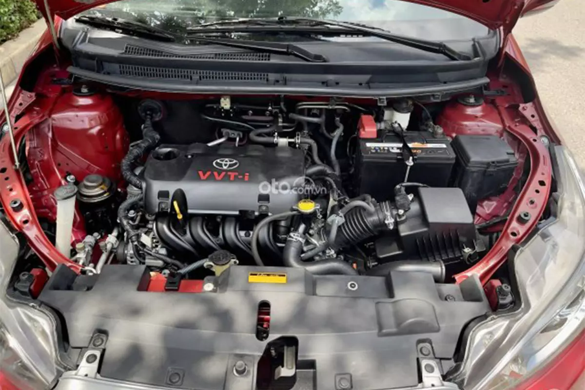 Động cơ Toyota Yaris vận h&agrave;nh bền bỉ nhưng ngốn nhiều nhi&ecirc;n liệu.1