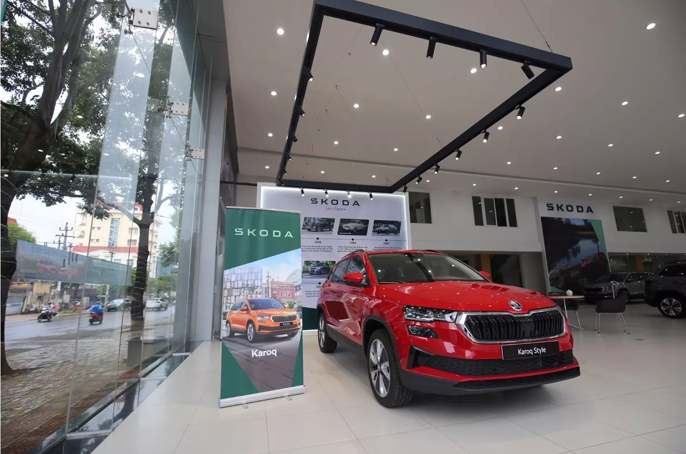 Kh&ocirc;ng gian b&ecirc;n trong một đại l&yacute; ủy quyền của Skoda Việt Nam. 1