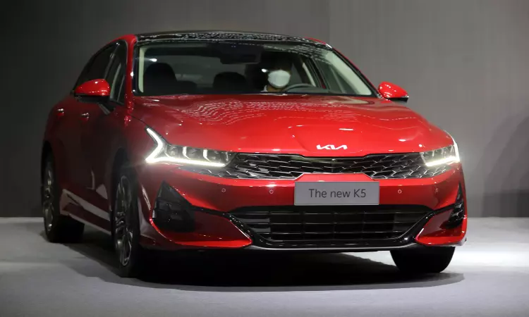 Giá KIA K5 giảm sốc 139 triệu đồng, tăng độ khó cho Camry ở chặng đua cuối năm 1