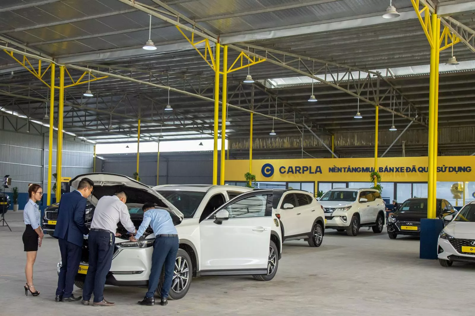 Khu vực trưng b&agrave;y xe của Carpla Phạm Văn Đồng 1