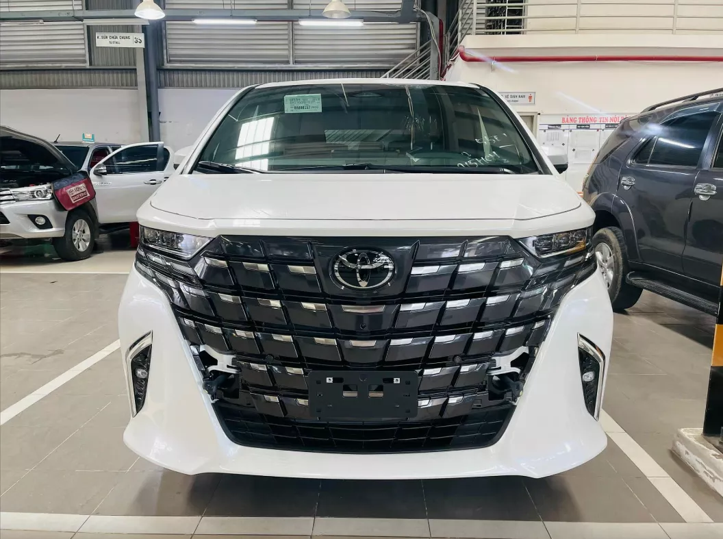 Đầu xe Toyota Alphard.