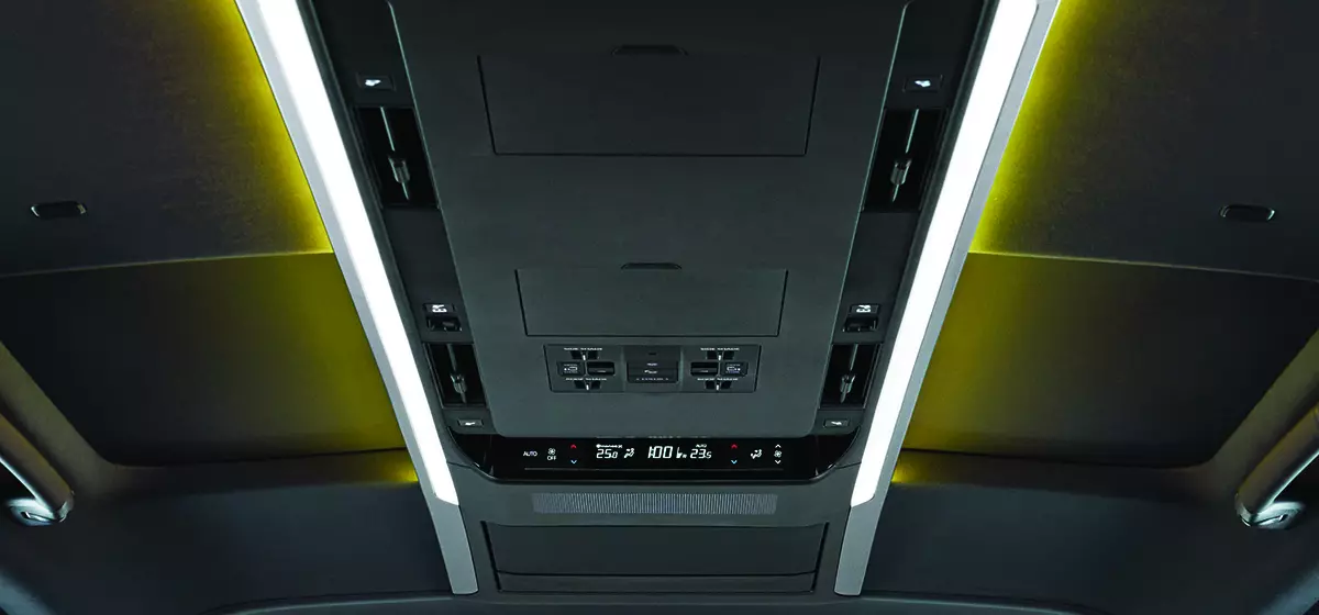 Trần xe Toyota Alphard.