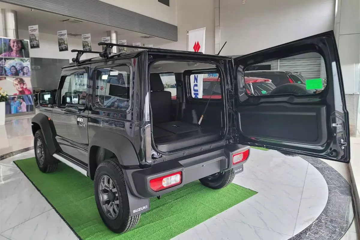 Suzuki Jimny l&agrave; mẫu xe hướng đến những kh&aacute;ch h&agrave;ng trẻ, năng động, thể thao 1