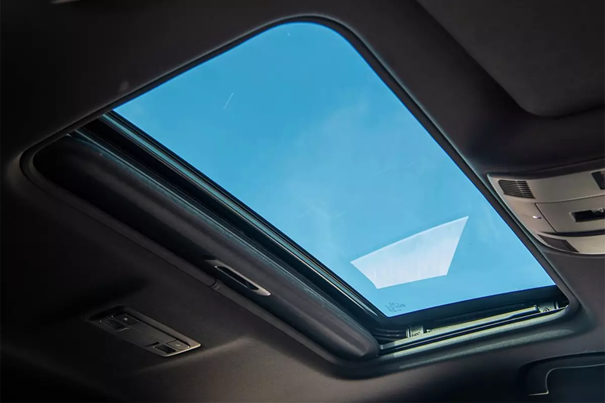 cửa sổ trời Mazda6 20th Anniversary Edition 1