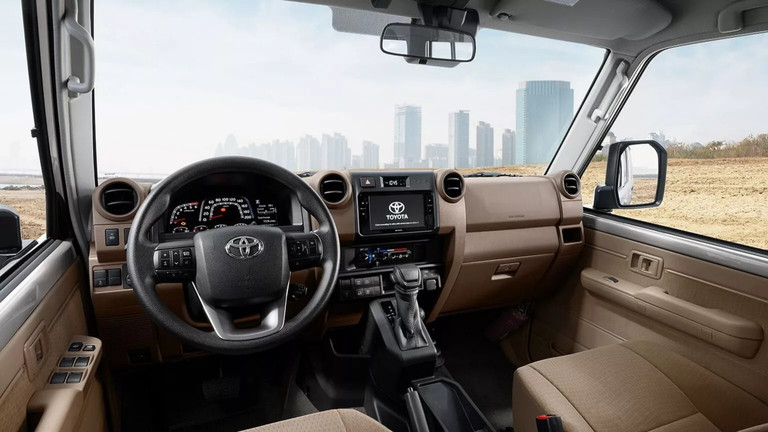 Land Cruiser 70 series phi&ecirc;n bản 3 cửa c&oacute; v&ocirc; lăng v&agrave; ghế ngồi bọc da cao cấp 1