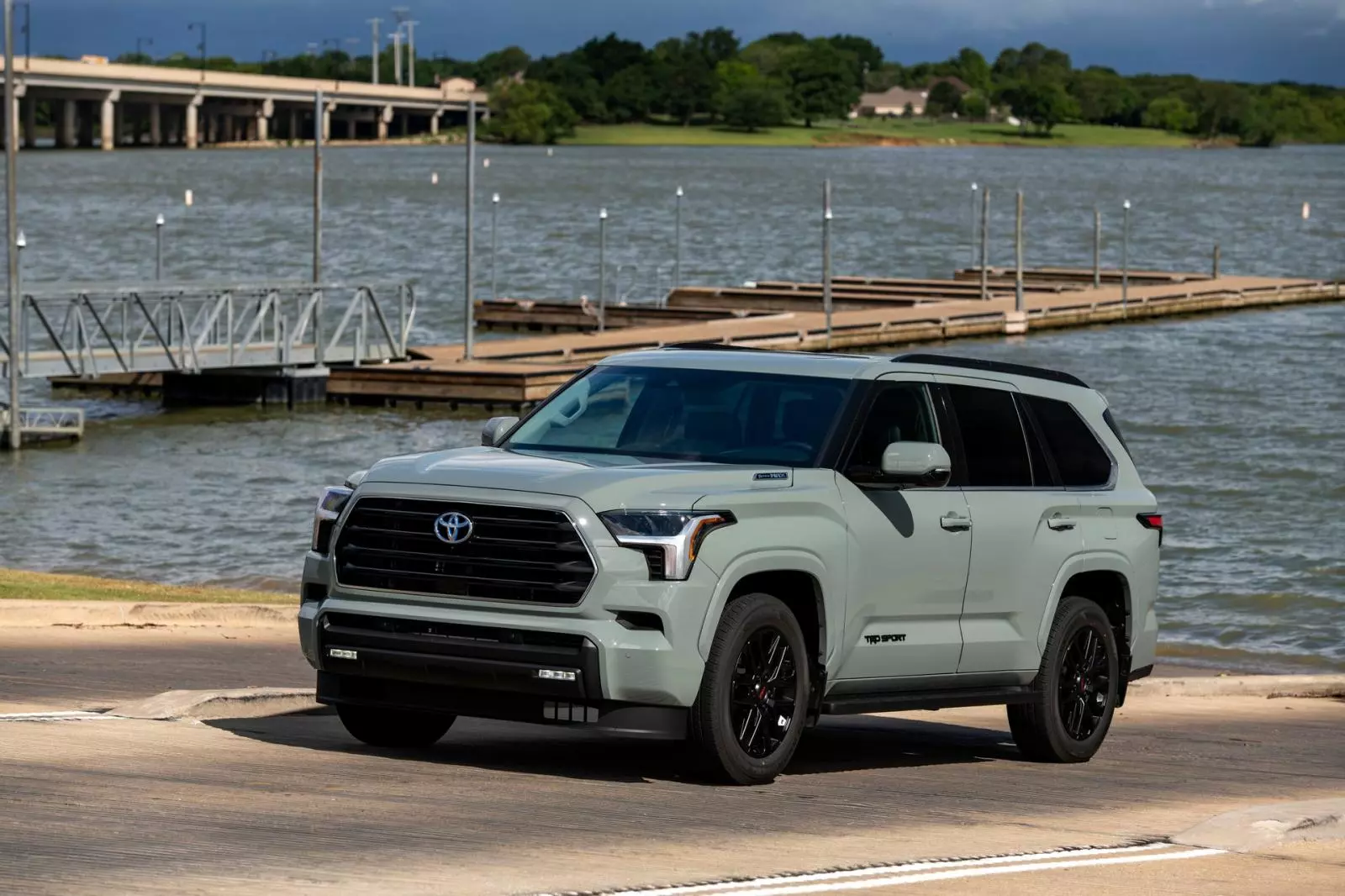 Đại lý nhận cọc Toyota Sequoia - Mẫu SUV full-size dành cho đại gia Việt thích mới lạ 1