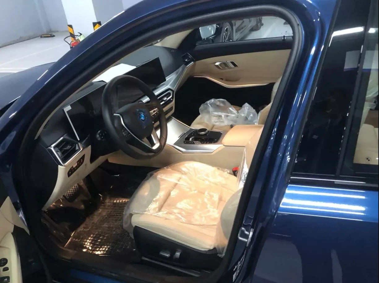 BMW 320i Sport Line 2023 chưa b&oacute;c hết nilon nội thất đ&atilde; l&ecirc;n s&agrave;n xe cũ b&aacute;n lỗ cả trăm triệu.