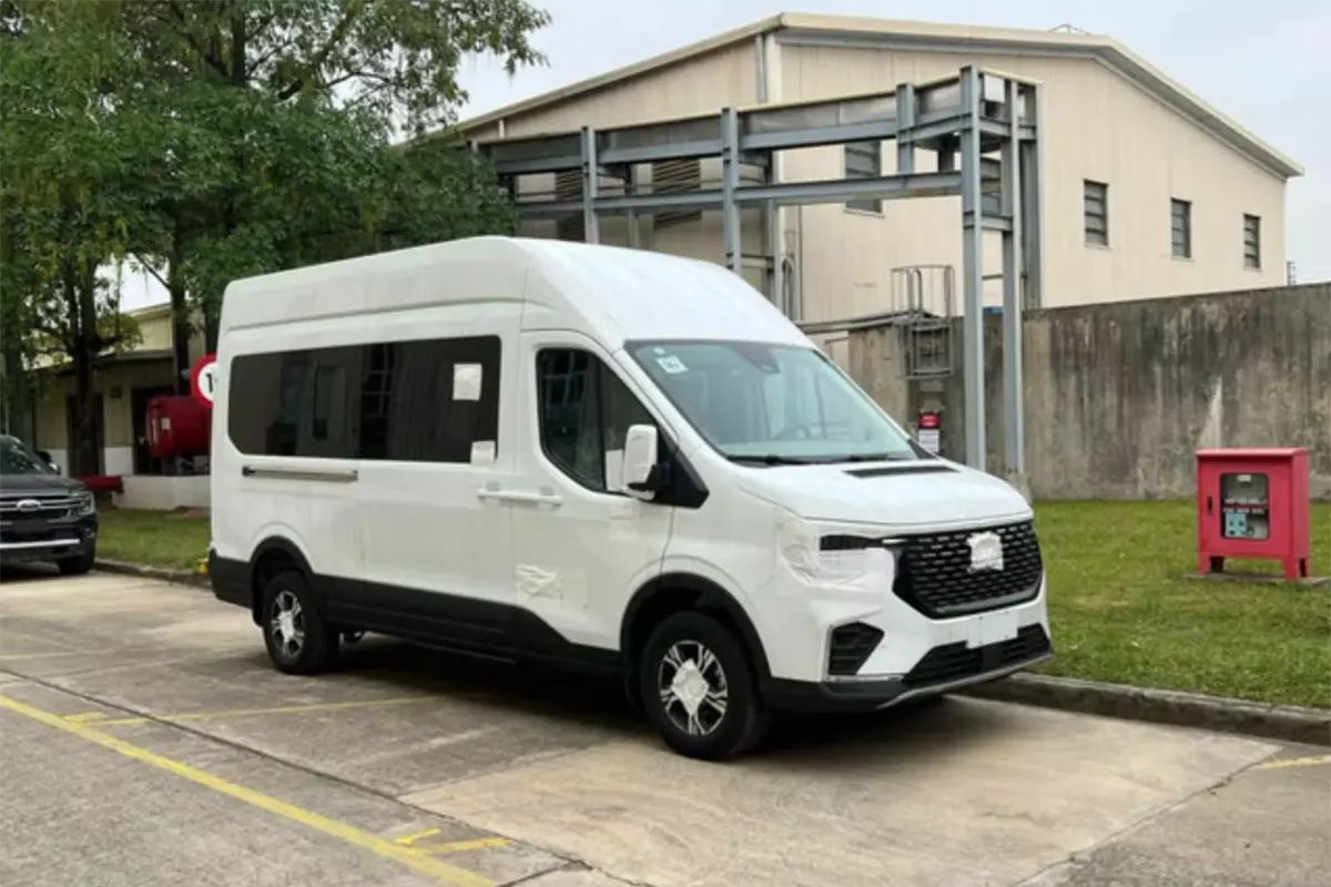 Ford Transit thế hệ mới xuất hiện tại nh&agrave; m&aacute;y Hải Dương, ng&agrave;y ra mắt đ&atilde; cận kề 1